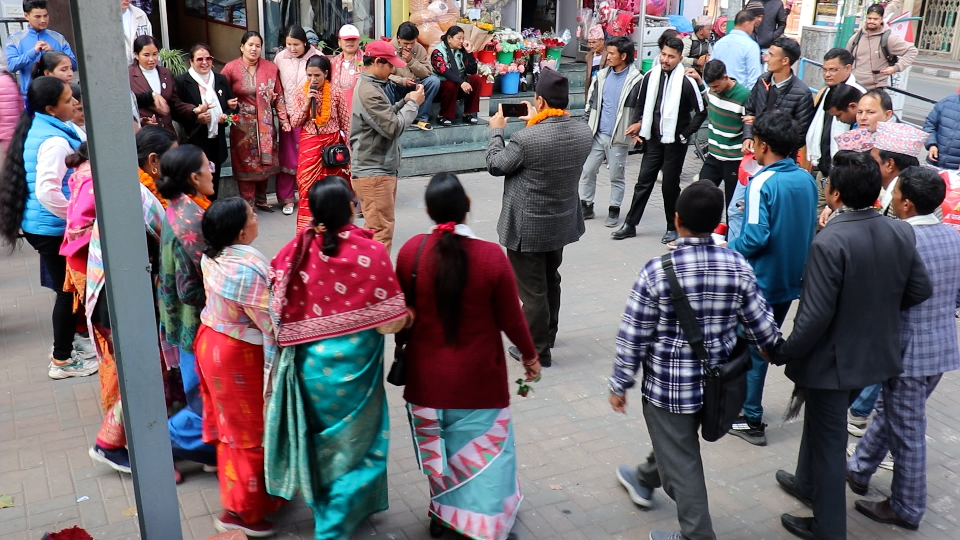 चुनावको नौलो अभियानः गुलाब बोकेर देउडा गीतमा नाचगान